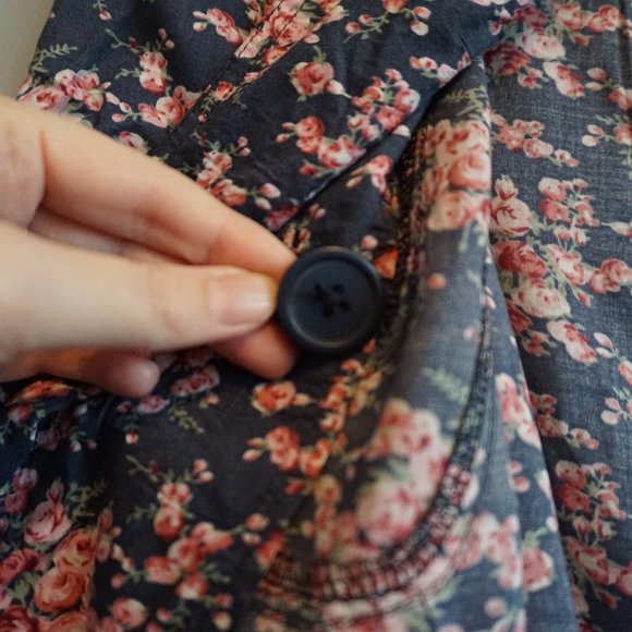 NEW American Rag Navy blue with Pink Flowers Button up Crop Top size M - Picture 14 of 15